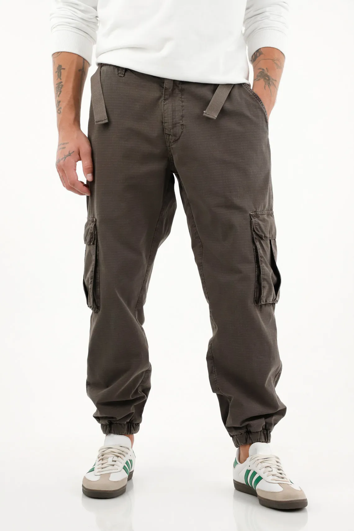 Pantalón tipo Jogger con bolsillos cargo café para hombre