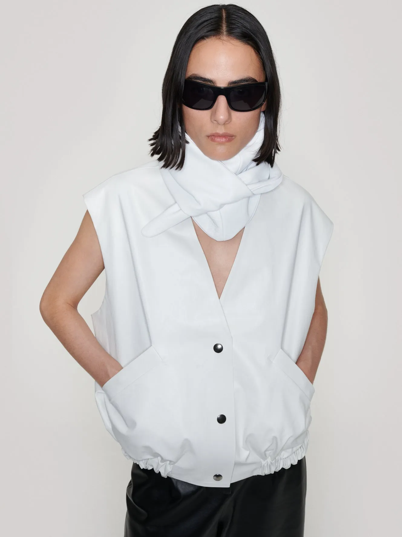 Sleeveless bomber oil | white